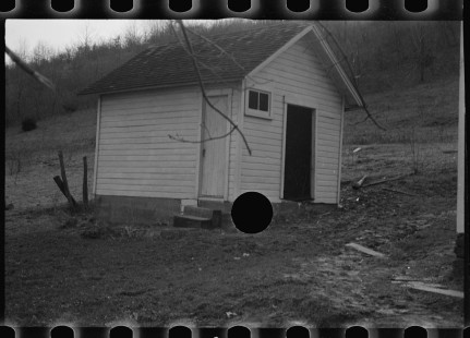 0862_Out building in moderately good order, unknown location