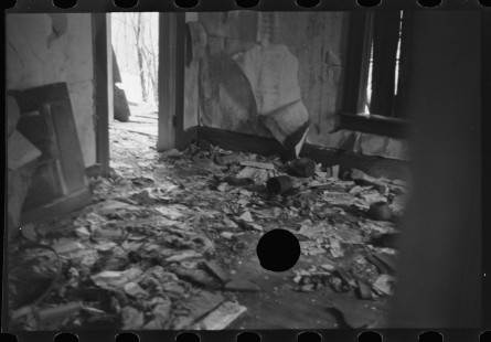 0870_Derelict interior, unknown dwelling and location