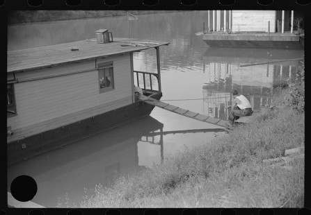 0977_River boat accommodation for families, Charleston