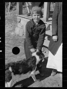 0123_ Dicee Corbin with one of her children,Shenandoah