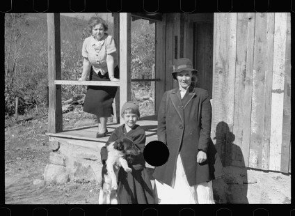0124_ Dicee Corbin with two of her children, Shenandoah