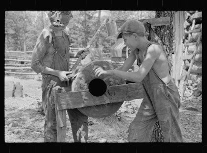 0173_Sharpening an axe, Ozark Mountains