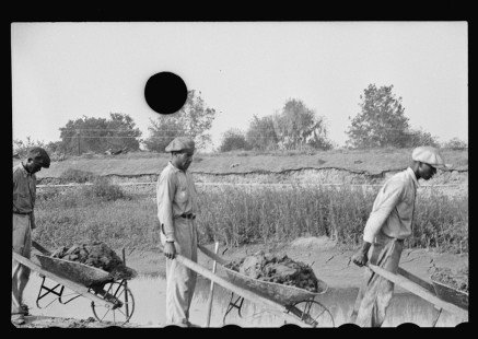 0277_Levee workers, Plaquemines Parish, Louisiana