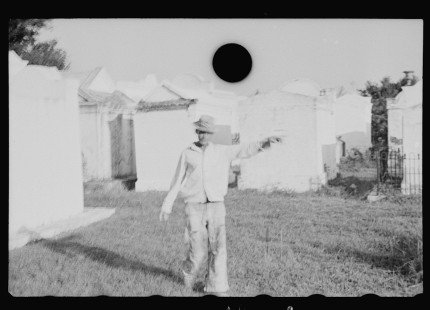 0278_Tomb painter , Pointe a la Hache. Cemetery, Louisiana
