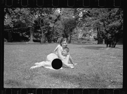 0309_Mother and child in middle-class garden