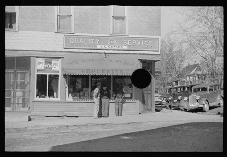 0455_Shoe shopand street corner, Nashville, Indiana