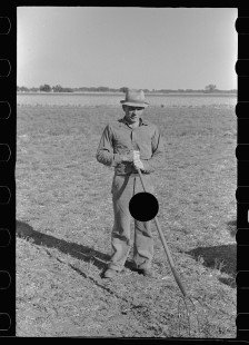 0478_Farmer with traditional 4 tine cultivator